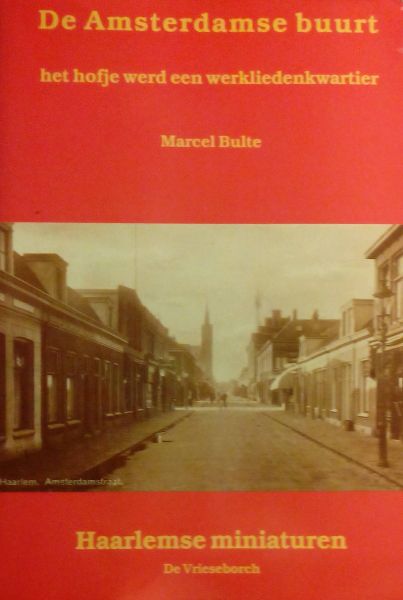 Bulte , Marcel . [ isbn 9789060762639 ] 0420 ( Haarlemse Miniaturen deel 011 . ) Gesigneerd met een opdracht aan Trudy en een krantenartikel uit ± 1988 omtrent de Amsterdamse buurt . - De Amsterdamse buurt . ( Het hofje werd een werkliedenkwartier . ) Rijkelijk geillustreerd met vele zwart-wit foto's van vroeger.