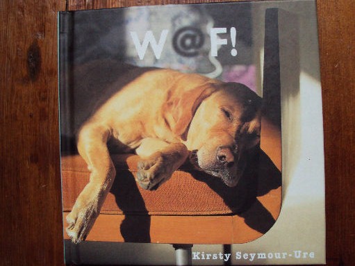 Seymour-Ure, Kirsty met kleuren foto's van Ryland Peters en de vertaling van Th.J. Klein - WAF .. W@F is een ode aan de hond , voor wie wij een warm plekje hebben in ons huis en in ons hart