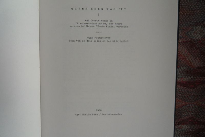 Twee Podagristen (een van de drie olden en een nije echte). - Wiens Been Was `T? - Wat gerrit Koeze in `t schemer-duuster bij den heerd an zien halfbruer Tönnis Konkel vertelde. [ Genummerd ex. 23 / 24].