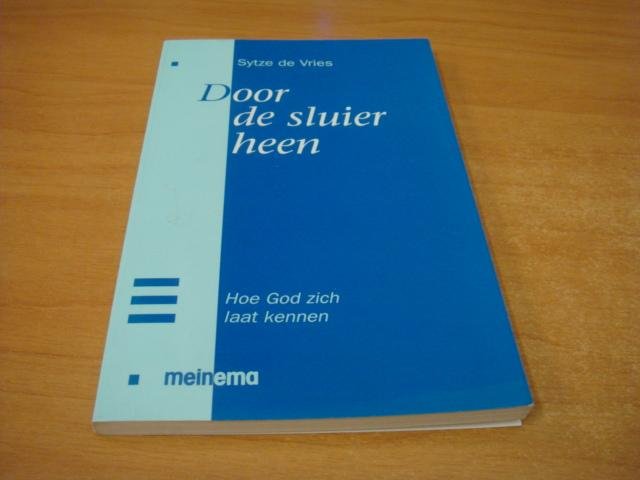 Vries, Sytze de - Door de sluier heen - hoe God zich laat kennen