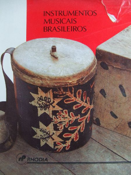 Ricordo Ohtake (coordenacao), Joao Gabriel de Lima (texto), Romulo Fialdini (fotos) - Instrumentos Musicais Brasileiros (in portugees), zeldzame uitgave, incentive, met overzicht van oa authentieke braziliaanse muziekinstrumenten