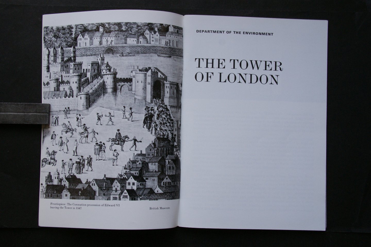  - The Tower of London (official guide)  plus  Die Kronjuwelen  samen