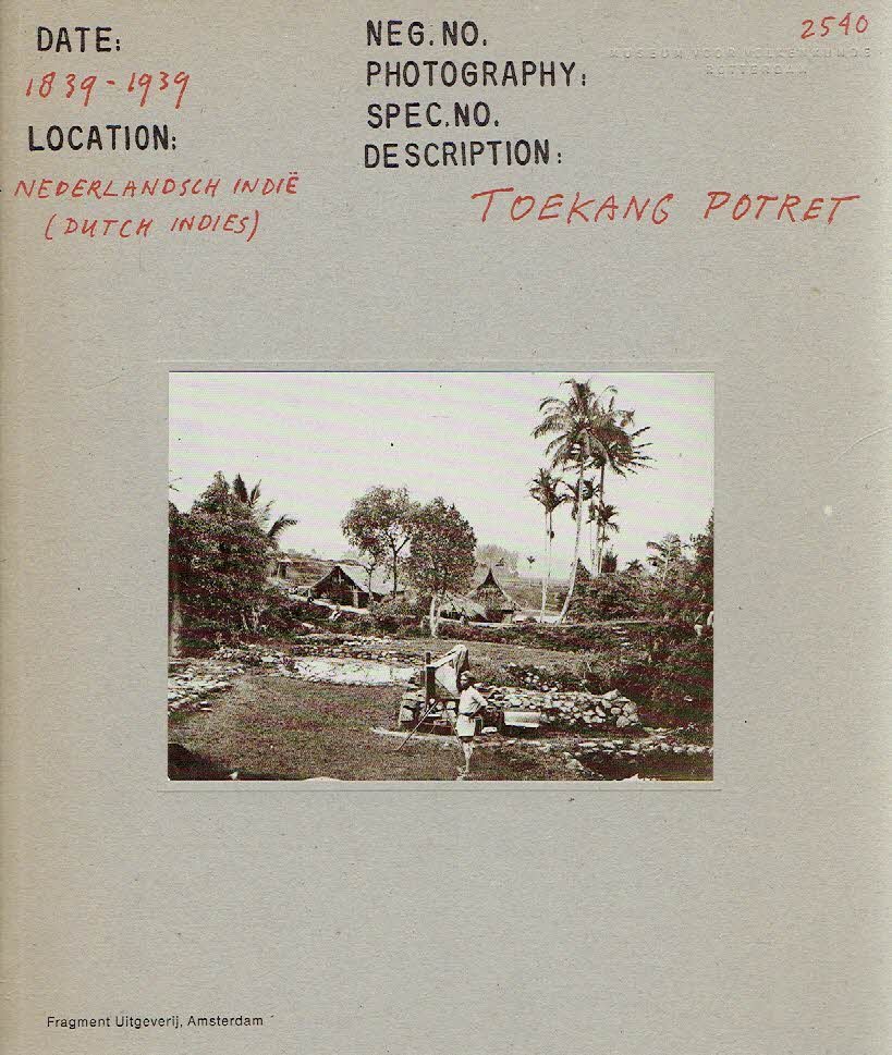 GROENEVELD, Anneke & Paul FABER [Red. - Toekang potret - 100 Jaar fotografie in Nederlands Indië 1838-1939 / 100 Years of photography in the Dutch Indies 1839-1939.
