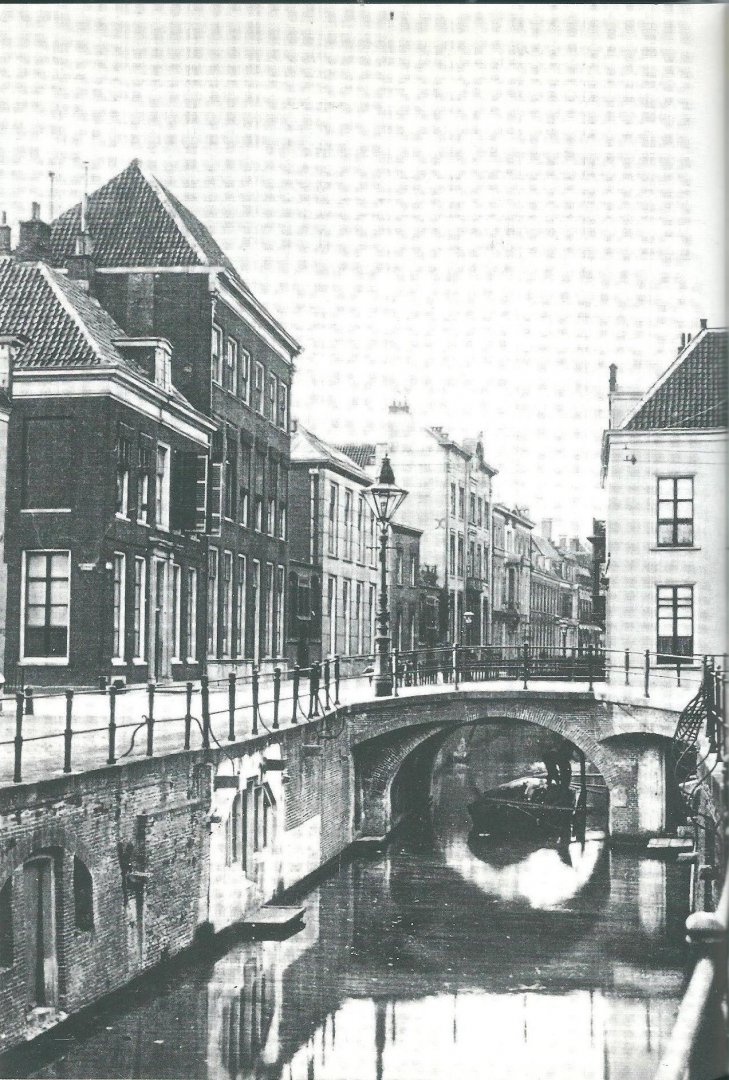 Hulzen, A. van - Utrecht op oude foto`s : deel 3: Van Plompetoren naar Servaas