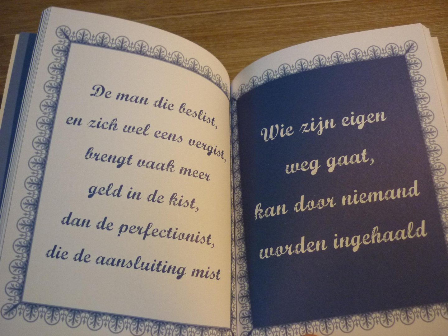  - Werk - De Delftsblauwe tegelwijshedenreeks. Boekenmakers; 100 wijsheden voor de broodnodige morele ondersteuning.