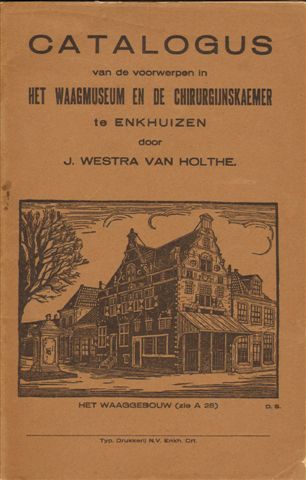 Westra van Holthe, J. - Catalogus van de voorwerpen in het Waagmuseum en de Chirurgijnskaemer te Enkhuizen, 40 pag. kleine geniete softcover, goede staat (geschreven op achterkant)