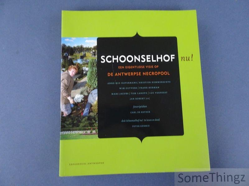 Robert, Jan (edit.) / Havermans, Anne-Mie / Cuyvers, Wim / Hemmerechts, Kristien / Herman, Frank / Jacobs, Marc / Lanoye, Tom / Verpoest, Luc. - Schoonselhof nu! Een eigentijdse visie op de Antwerpse necropool. [Met DVD]
