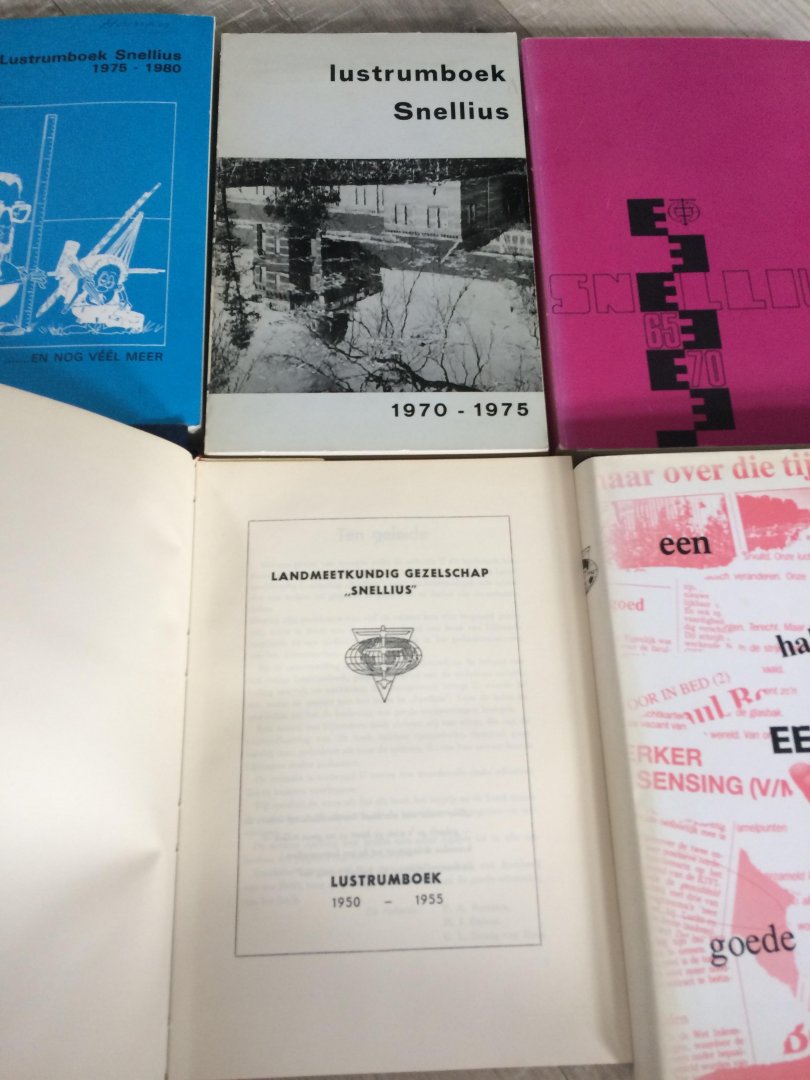 Redactie , snellius - Lustrumboek Landmeetkunde, Snellius, 9 delen, van 1940 tot  1990