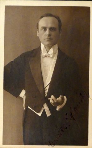 Psylander [Psilander], Charles: - [Fotopostkarte, signiert] Halbe Figur en face