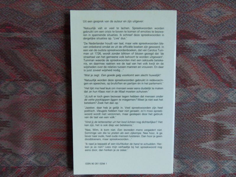 Hoefnagels, Peter [ ! GESIGNEERD ]. [ 1927 - 2011 ]. - Een kluifduiker de hand schudden. --- 1e druk, 1987. Op het 1e titelblad een opdracht van de schrijver en de datum december 1991. Boek bevat een bonte verzameling van in onbruik geraakte spreuken met hun toelichting.