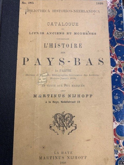 NIJHOFF, M., - Bibliotheca historico-neerlandica. Catalogue de livres anciens et modernes concernant l'histoire des Pays-Bas en vente aux prix marqués. No. 285 1898. 1er partie.