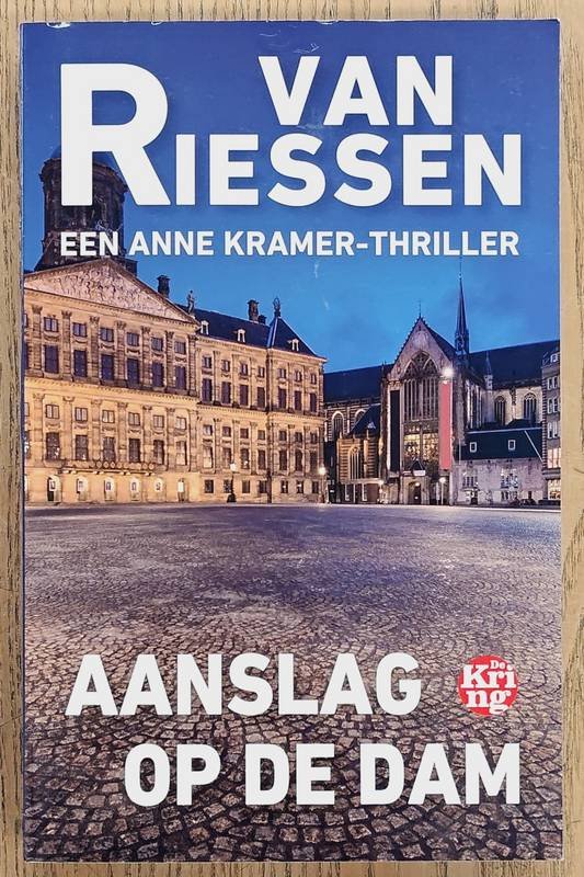 RIESSEN, JOOP VAN. - Aanslag op de Dam
