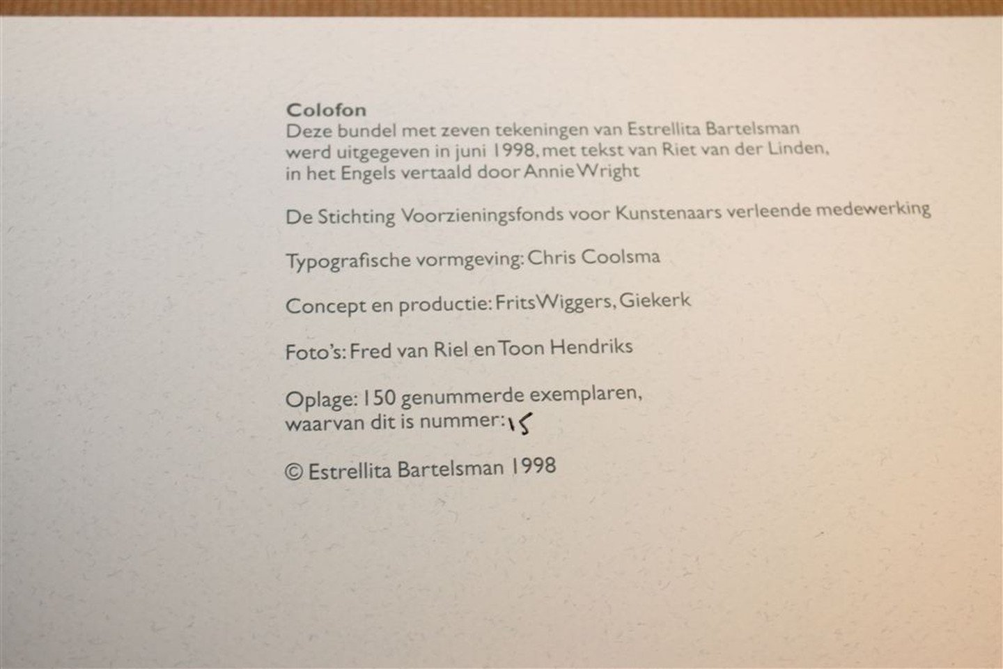 Estrellita Bartelsman, Riet van der Linden, Annie Wright, Fred van Riel, Stichting Voorzieningsfonds voor Kunstenaars - Afscheid en vertrek Gesgigneerd met opdracht door: Estrellita Bartelsman. Dit is genummerd ex. 15.