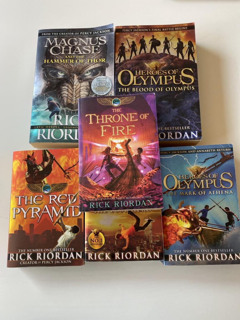Riordan, Rick - 6 delen van Rick Riordan; Magnus case and The hammer of thor, The Mark of athena, The lost hero, The red pyramid, The Throne of fire & The Blood of Olympus