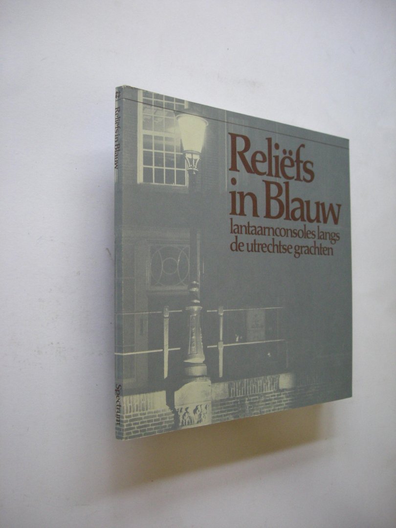 Graafhuis, A. & Baart de la Faille, C.A. / Ubaghs A.G. en Gem Archief - Reliefs in blauw, lantaarnconsoles langs de Utrechtse grachten