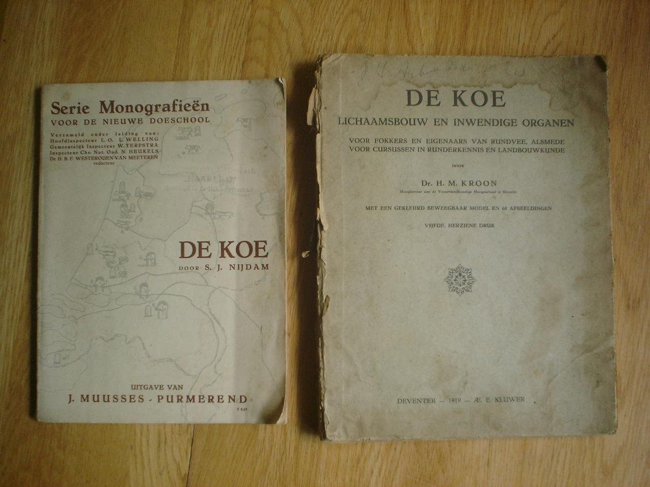 1= S.J. Nijdam 2= H.M. Kroon - Twee boeken over de koe 1=De Koe; serie monografieen 2= De koe.Lichaamsbouw en inwendige organen