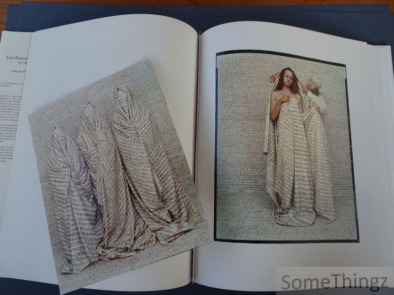 Lalla Essaydi (photogr.) and Fatema Menissi (essay). - Les femmes du Maroc. [Incomplete!]