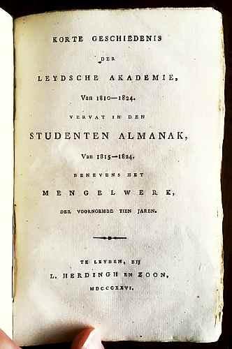 UNIVERSITEIT LEIDEN - Korte geschiedenis der Leydsche Akademie, van 1810-1824, vervat in den studenten almanak van 1815-1824. Benevens het mengelwerk, der voornoemde tien jaren.