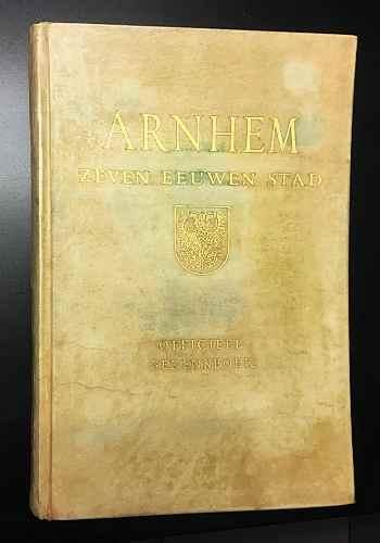 (ARNHEM). MONCHY, S.J.R. de, e.a. - Arnhem. Zeven eeuwen stad. Officieel gedenkboek uitgegeven in opdracht van het Arnhemsch Genootschap van Oudheidkunde met medewerking van het Herdenkingscomité.