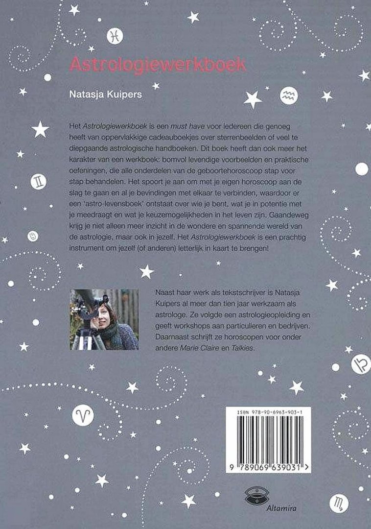 Kuipers , Natasja . [ ISBN 9789069639031 ] 2619 ( Compleet met de de Voorbeeldhoroscoop van Claire Wijnhuis . ) - Astrologie Werkboek . ( Ontdek je drijfveren, eigenschappen en patronen . )  Het Astrologiewerkboek – helder en toegankelijk geschreven, prachtig vormgegeven – is een must have voor iedereen die genoeg heeft van oppervlakkige cadeauboekjes over  -