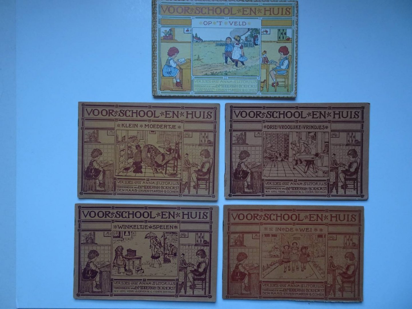 Sutorius, Anna & B. Midderigh-Bokhorst. - Voor school en huis. Op 't veld/ Klein moedertje/ In de wei/ Drie vroolijke vrindjes/ Winkeltje spelen.