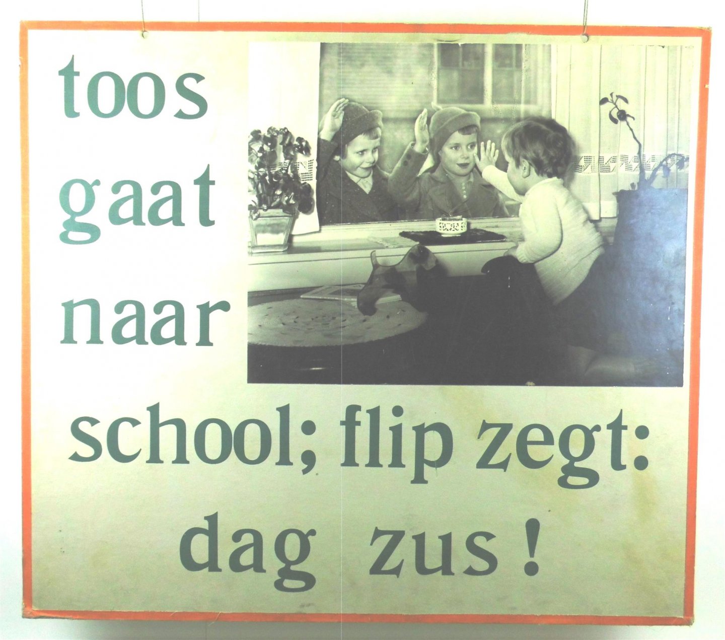 Mol, B., FOTO M.A.J. van Bommel - ( SCHOOLPLAAT ) . LEES MEE . Toos gaat naar school; Flip zegt: dag Zus!