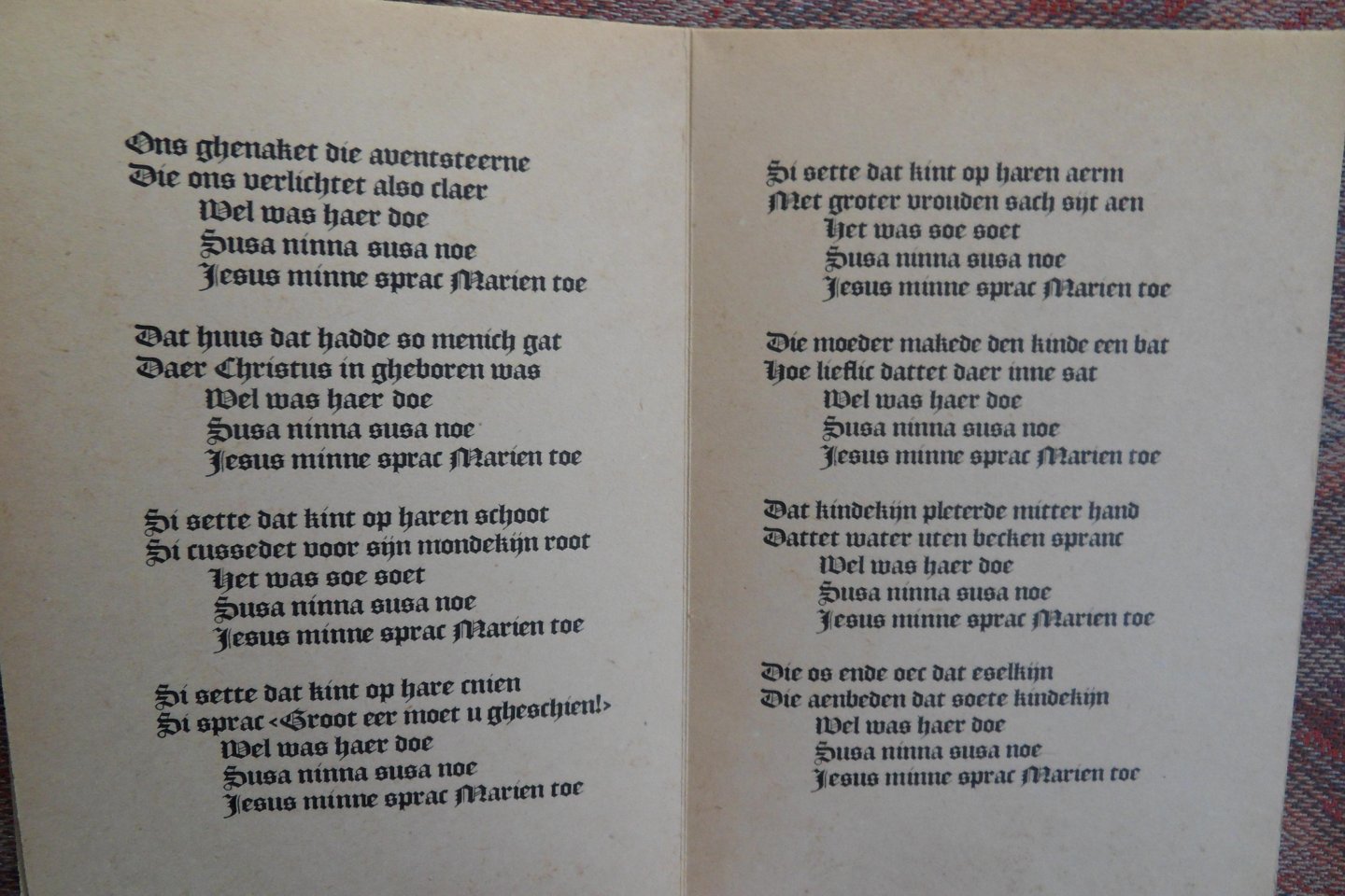 N.N. - Ons ghenaket die aventsteerne. - Een kerstlied. [Beperkte oplage van 40 ex.].