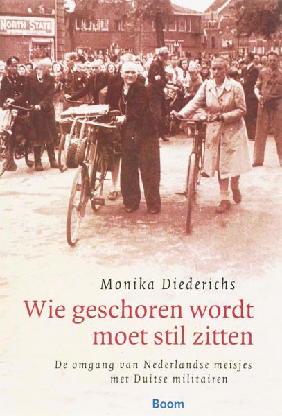 Diederichs , Monica . [ isbn 9789085063490 ] - Wie Geschoren wordt moet Stil Zitten . ( De omgang van Nederlandse meisjes met Duitse militairen . )  Het beschamende beeld staat op ieders netvlies: jonge vrouwen en meisjes, kaalgeknipt en omgeven door een joelende menigte. Over de zogeheten -