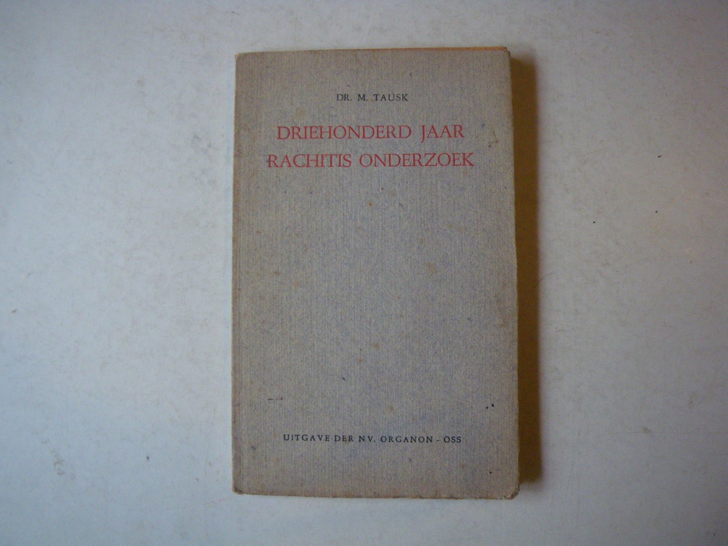 TAUSK, M. - Driehonderd jaar Rachitis onderzoek. De Engelsche ziekte in de geneeskunde voorheen en thans. 1645-1945
