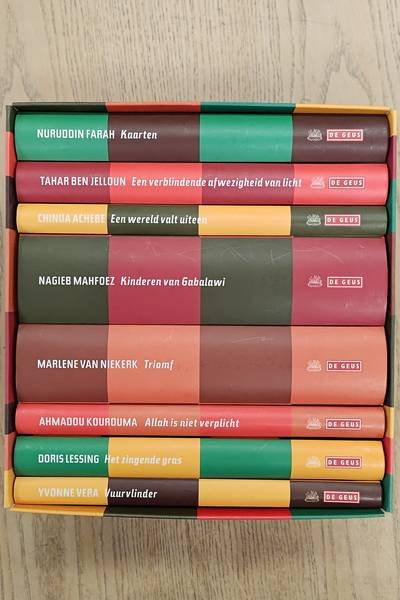 AFRICANON. - AfriCanon. Acht delen in box: met de volgende boeken  1) Doris Lessing: Het zingende gras 2) Ahmadou Kourouma: Allah is niet verplicht 3) Yvonne Vera: Vuurvlinder 4) Marlene Van Niekerk: Triomf 5) Nagieb Mahfoez: Kinderen van Gabalawi 6) Chinu...