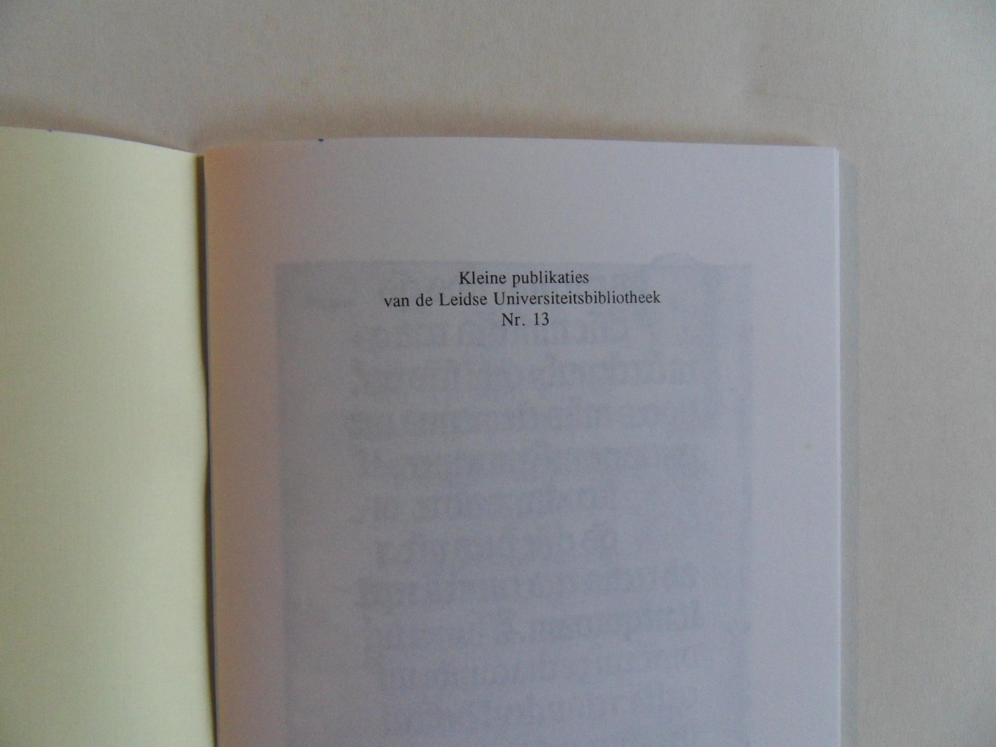 Breugelmans, R. [ eindredactie ]. - Verknipte Rijkdom. - Fragmenten van middeleeuwse handschriften in de Leidse Universiteitsbibliotheek. - Catalogus bij een tentoonstelling van 12 oktober tot 9 november 1992.