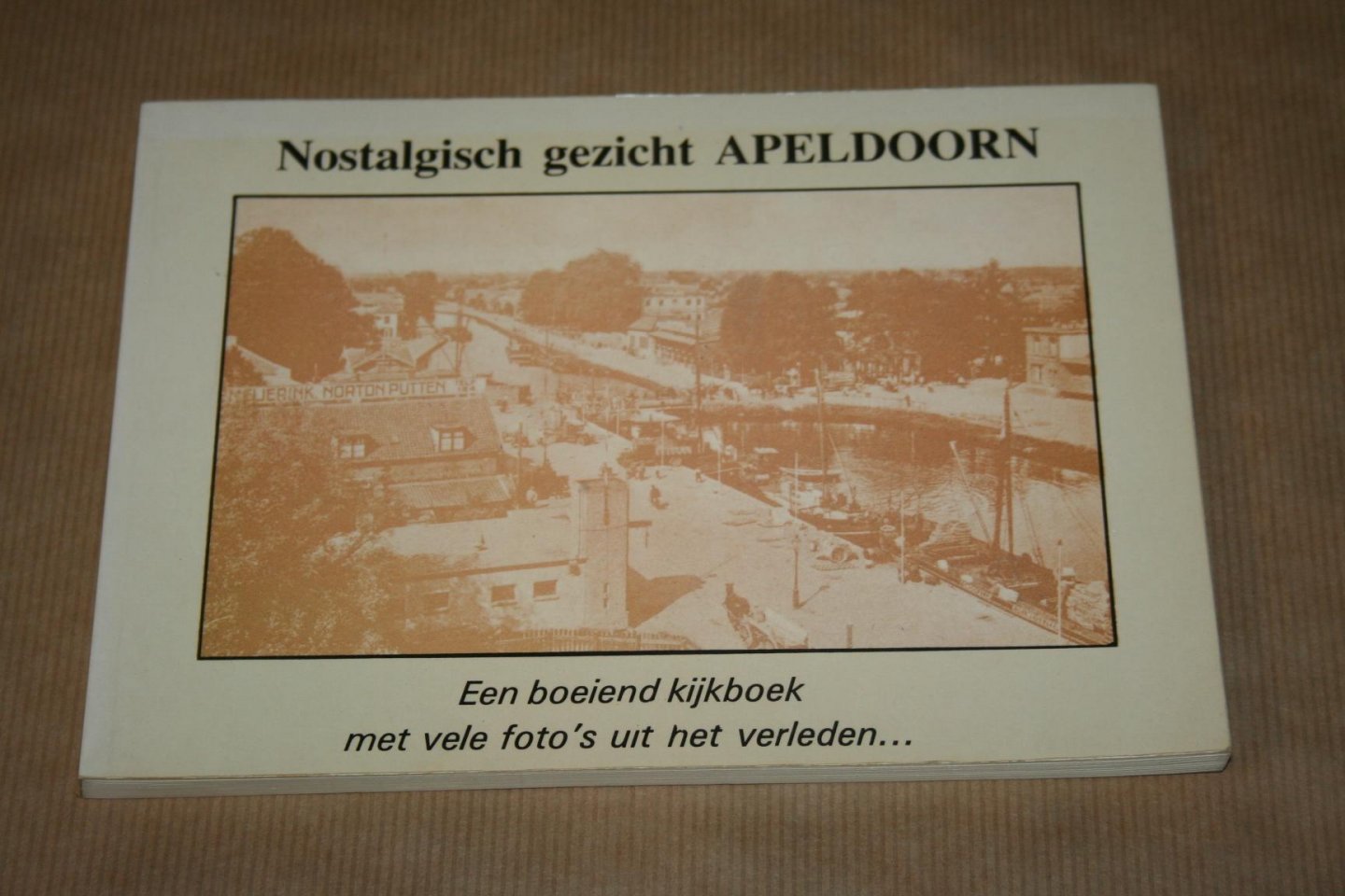  - Nostalgisch gezicht Apeldoorn  -- Een boeiend kijkboek met vele foto's uit het verleden
