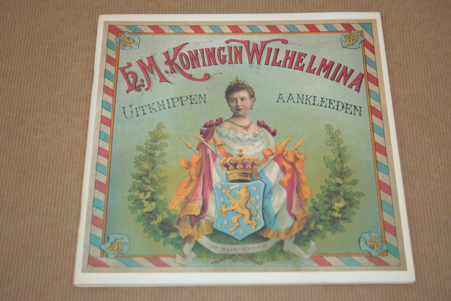  - H.M. Koningin Wilhelmina   Uitknippen - Aankleeden