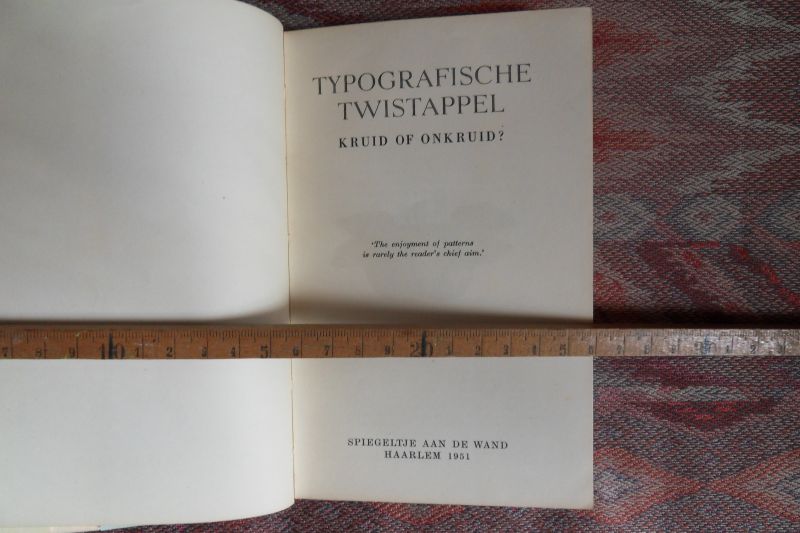 Krimpen, H. van ( redactie en typografie). - Typografische twistappel. - Kruid of Onkruid. - Spiegeltje aan de Wand 3.