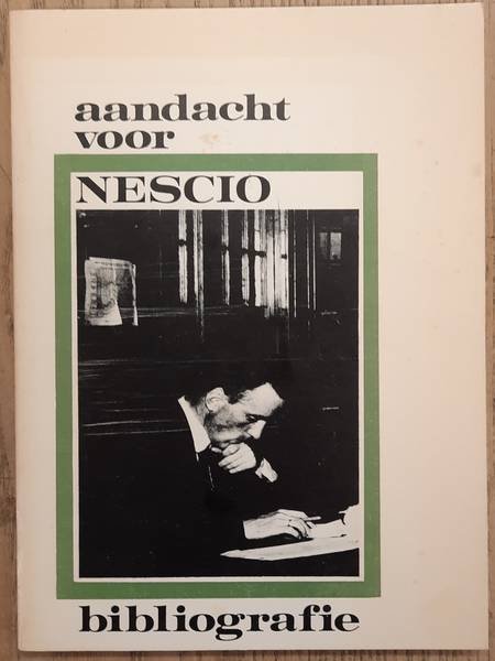 NESCIO. - Aandacht voor Nescio. Bibliografie. Een bibliografie van de reacties op het werk en de figuur van J.H.F. Grönloh. Met een bloemlezing uit die reacties en een toegift.