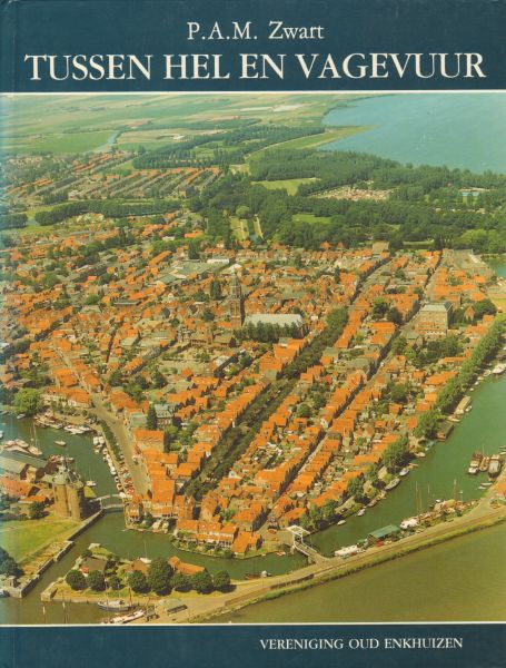Zwart, P.A.M. - Tussen Hel en Vagevuur, historisch-topografisch handboek van Enkhuizen, 160 pag. hardcover, zeer goede staat