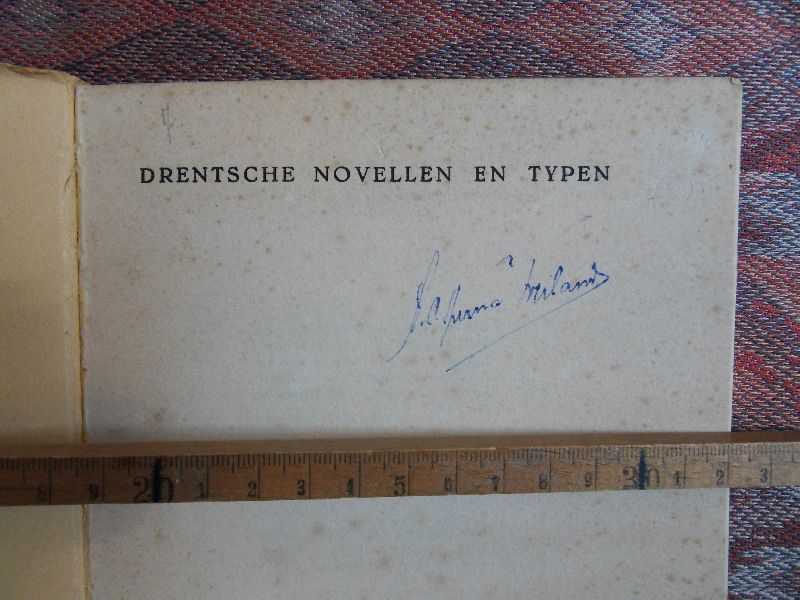 Houwink Hzn, R. (GESIGNEERD door A.C. Sperna Weiland). - Drentsche Novellen en Typen. --- Verscheen als no. 1 in de serie Nieuw Drentsch Mozaïk, Nieuwe Reeks. 64 pp. Met de handtekening van A.C. Sperna Weiland (autoriteit op het gebied van de geschiedenis van Drenthe en haar dialecten).