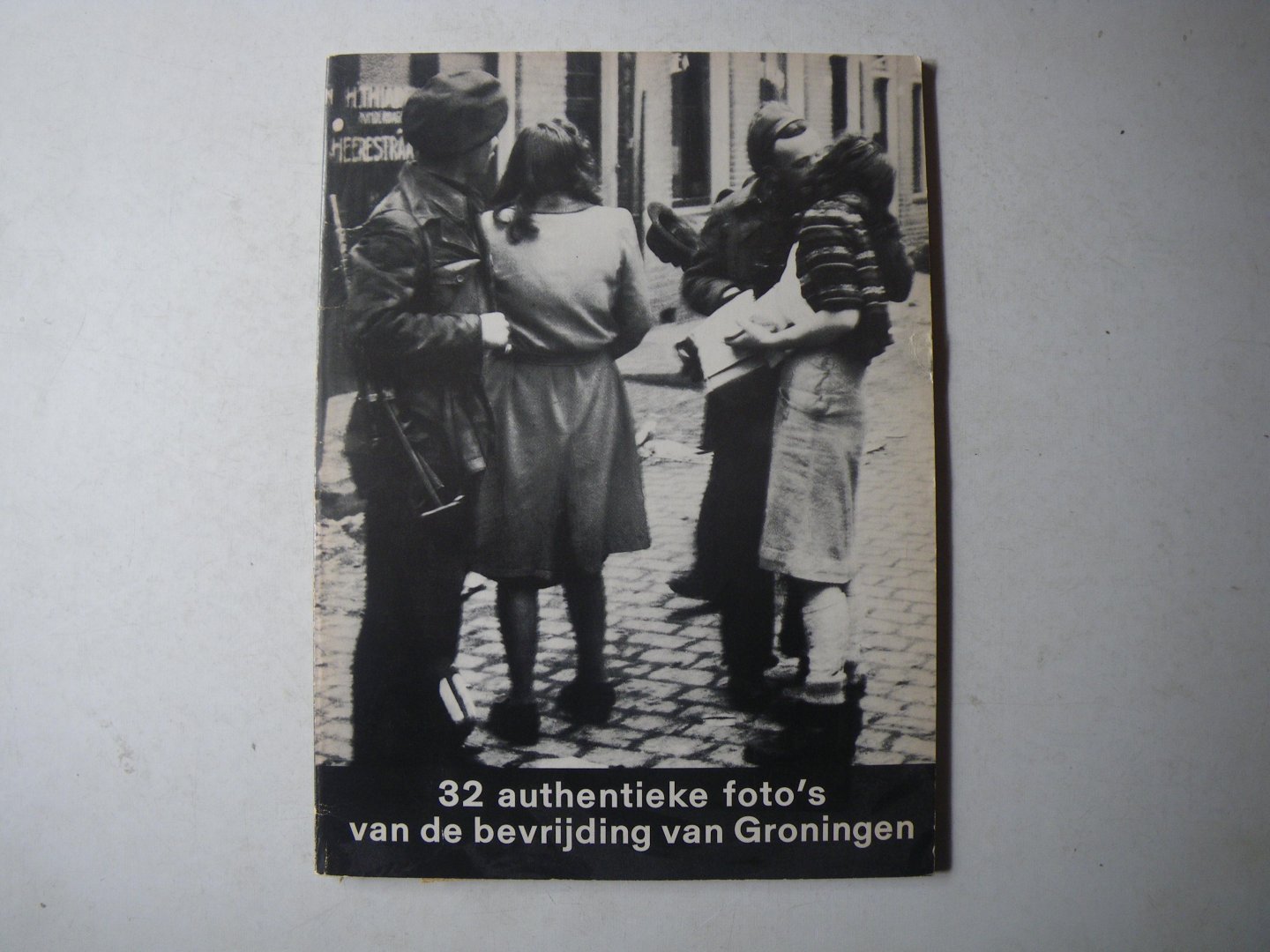 Folkers, (fotobureau) - 32 Authentieke foto's van de bevrijding van Groningen