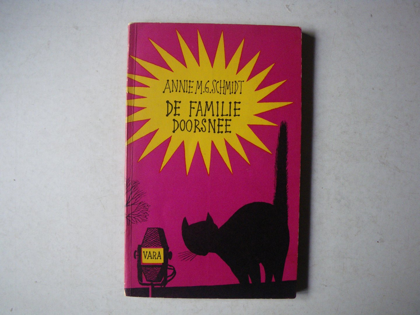 Schmidt, Annie M.G. - De familie Doorsnee. Met een voorwoord van Wim Ibo, Portretten, Tekeningen van Wim Bijmo