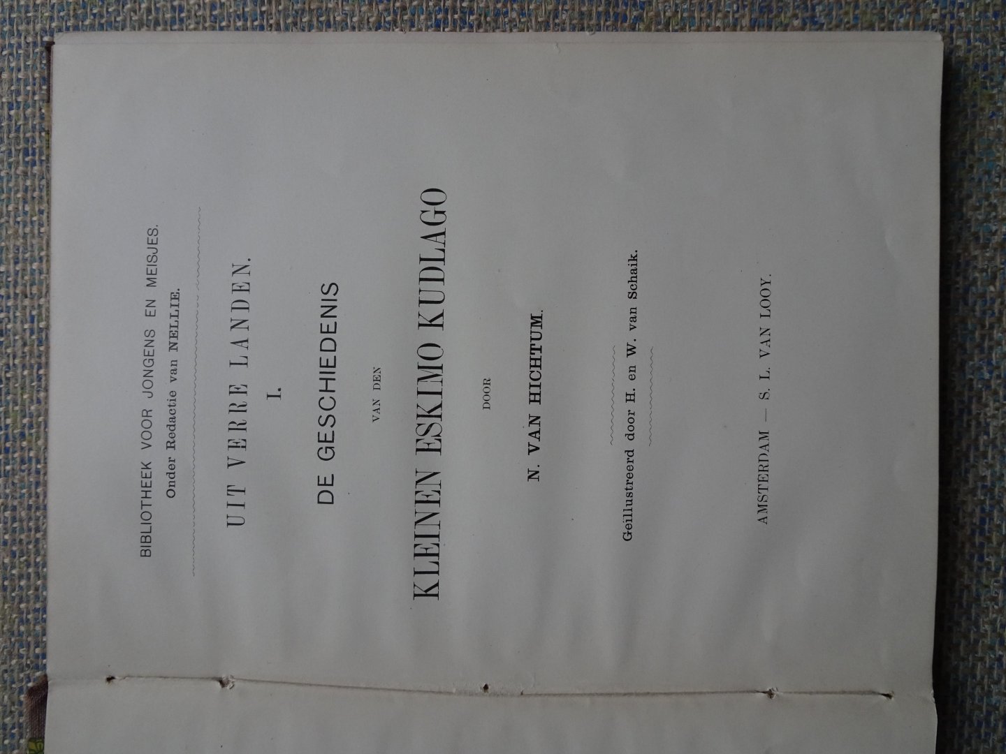 Hichtum, N. van - Uit verre landen I: DE GESCHIEDENIS VAN DEN KLEINEN ESKIMO KUDLAGO. Geïllustreerd door H. en W. van Schaik [de titel op het voorplat is KOEDLAGO]