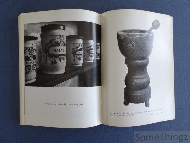 Heuvel, R. Van den. - Mechelen en de Farmacie.  50e verjaring van de beroepsvereniging der apothekers van Mechelen : tentoonstelling Museum voor Folklore 28 april - 20 mei 1962.