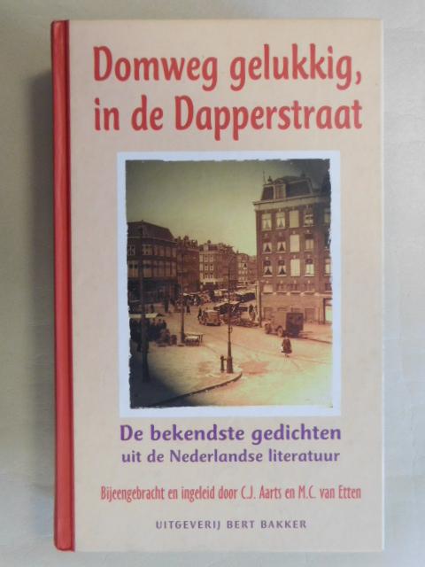 Aarts C.J.  &  Etten, M.C. van - Domweg gelukkig, in de Dapperstraat / de bekendste gedichten uit de Nederlandse literatuur