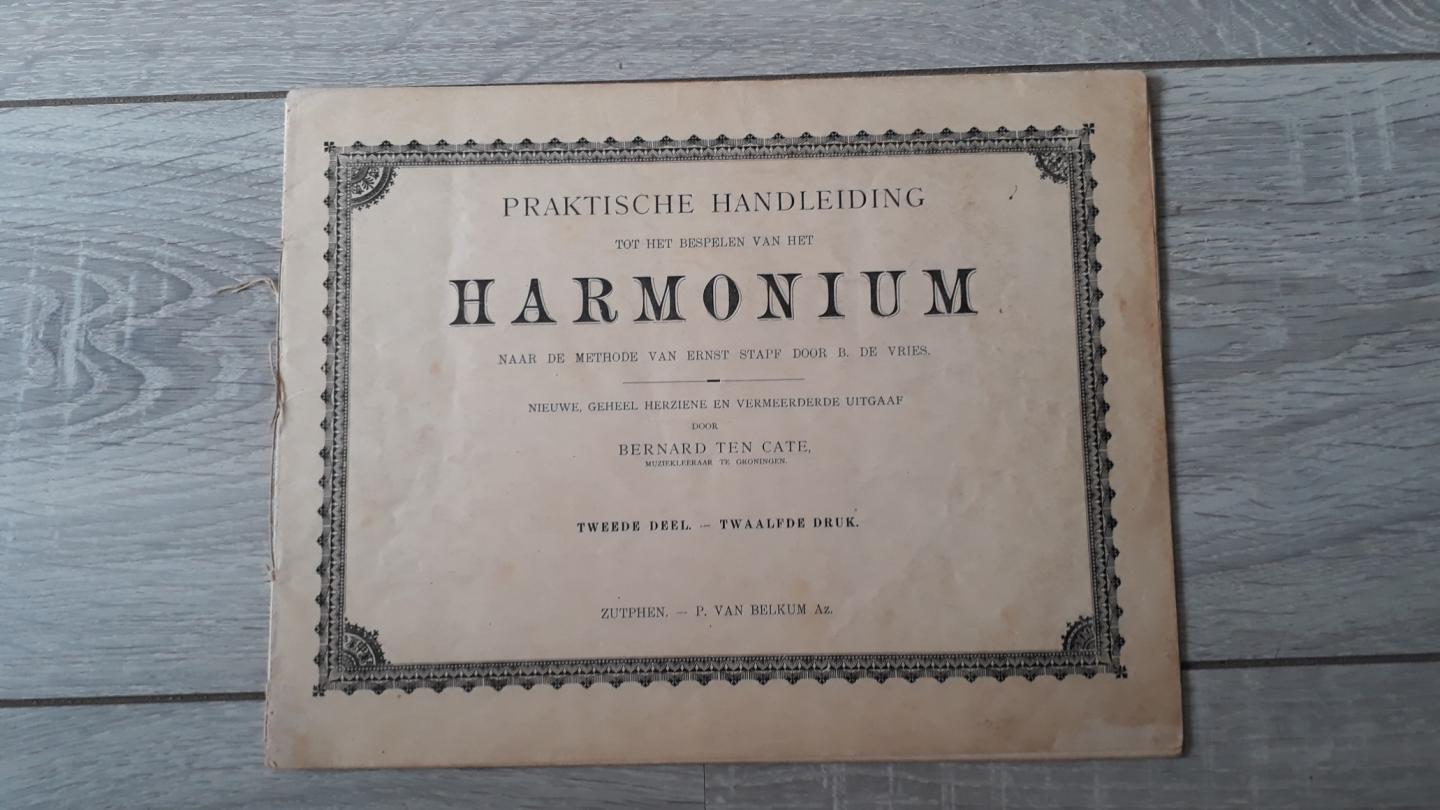 Cate, Bernard ten - Praktische handleiding tot het bespelen van het harmonium naar de methode van Ernst Stapf door B,de Vries
