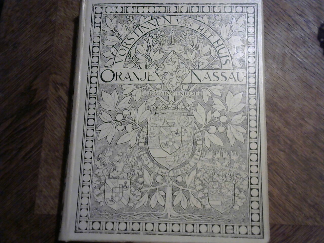 Naber Johanna W.A.en Neve L. de (Louise B.B.) - De vorstinnen van het Huis van Oranje-Nassau nieuwe uitgaaf met 37 portretten van Vorstinnen in Photogravure an Autotypie