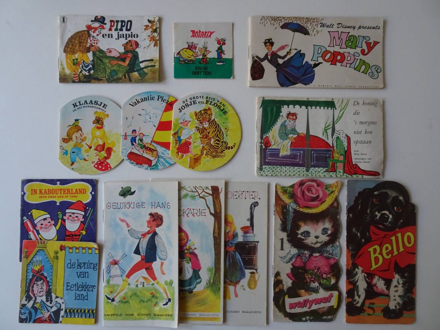 Diverse auteurs en illustratoren. - Bello. Vijfde deeltje uit de Radion-dierenboekjesreeks/ Wollywat. Eerste deeltje uit de Radion-dierenboekjesreeks/ Assepoester (Radion- reclameboekje)/ Roodkapje (Radion- reclameboekje)/ Gelukkige Hans (Radion- reclameboekje)/ De koning die 's...