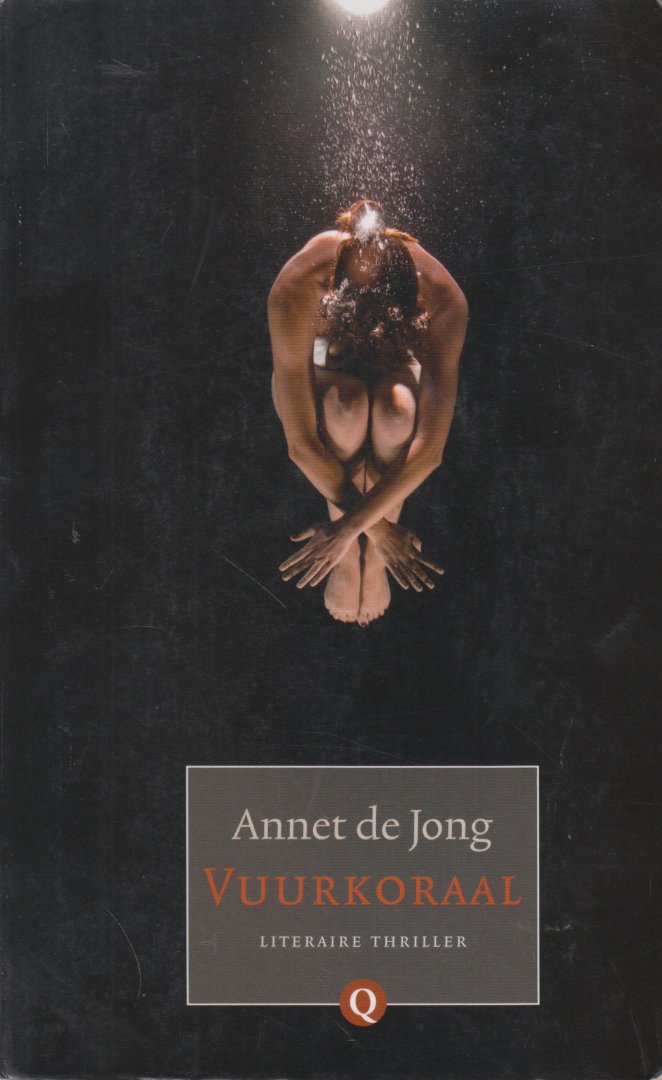 Jong (Rotterdam 1970), Annet de - Vuurkoraal - Vuurkoraal is een meeslepende literaire thriller die speelt op Curacao over een verraderlijke liefde en onverwacht bedrog. Het leven van 7 tot dan toe zorgeloze meisjes wordt totaal ontwricht als er een meisje opeens spoorloos verdwijnt.