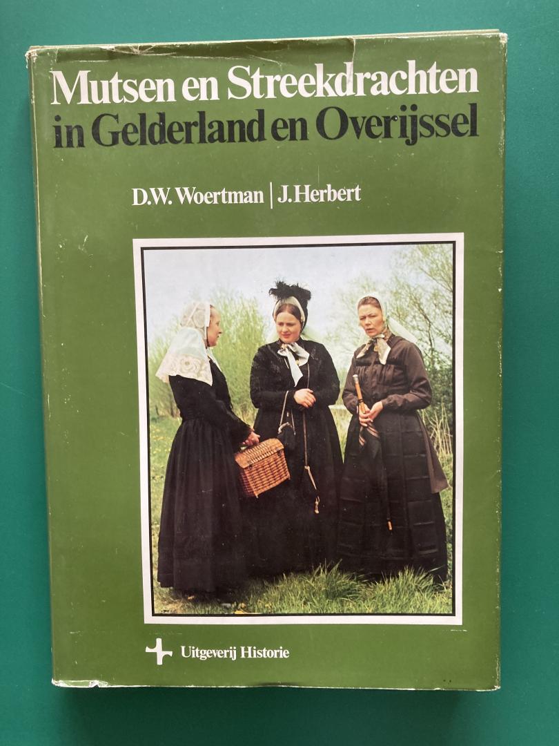 Woertman D.W. & J.Herbert - Mutsen en Streekdrachten in Gelderland en Overijssel
