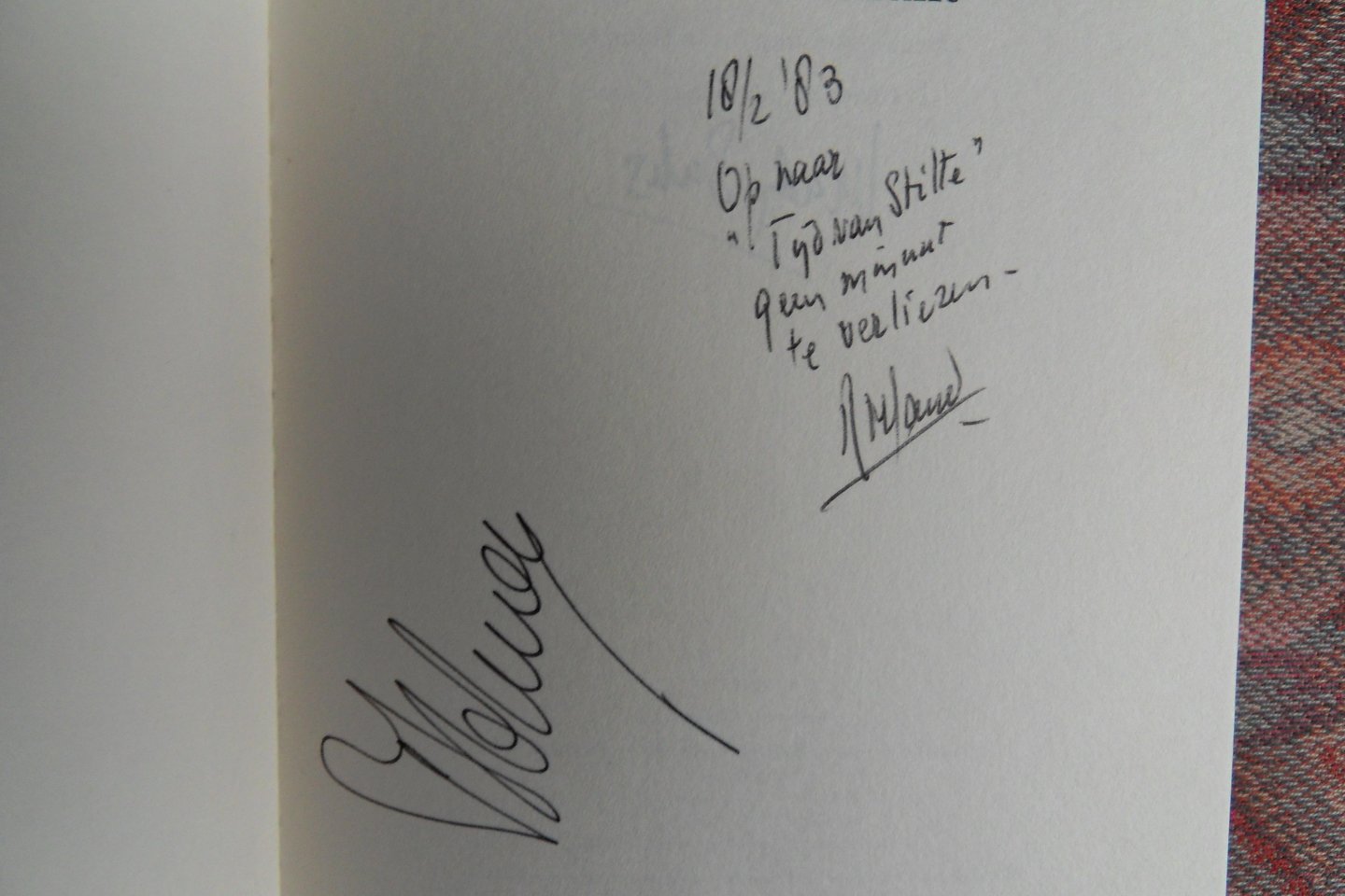 Kerbosch, Roeland. { GESIGNEERD door de auteur, de fotograaf Mady Saks en de illustrator Brian Hampton }. - Vanaf de overkant.