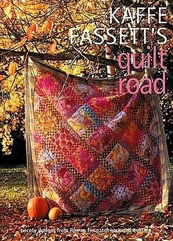Fassett , Kaffe . [ ISBN 9781904485407 ] 4318 - Kaffe Fassett's Quilt Road . ( Twenty designs from Rowan for Patchwork en quilting . ) In this, the seventh in the series of Rowan's Patchwork and Quilting books by Kaffe Fassett, there are 20 exciting quilt projects to suit all skill levels. -