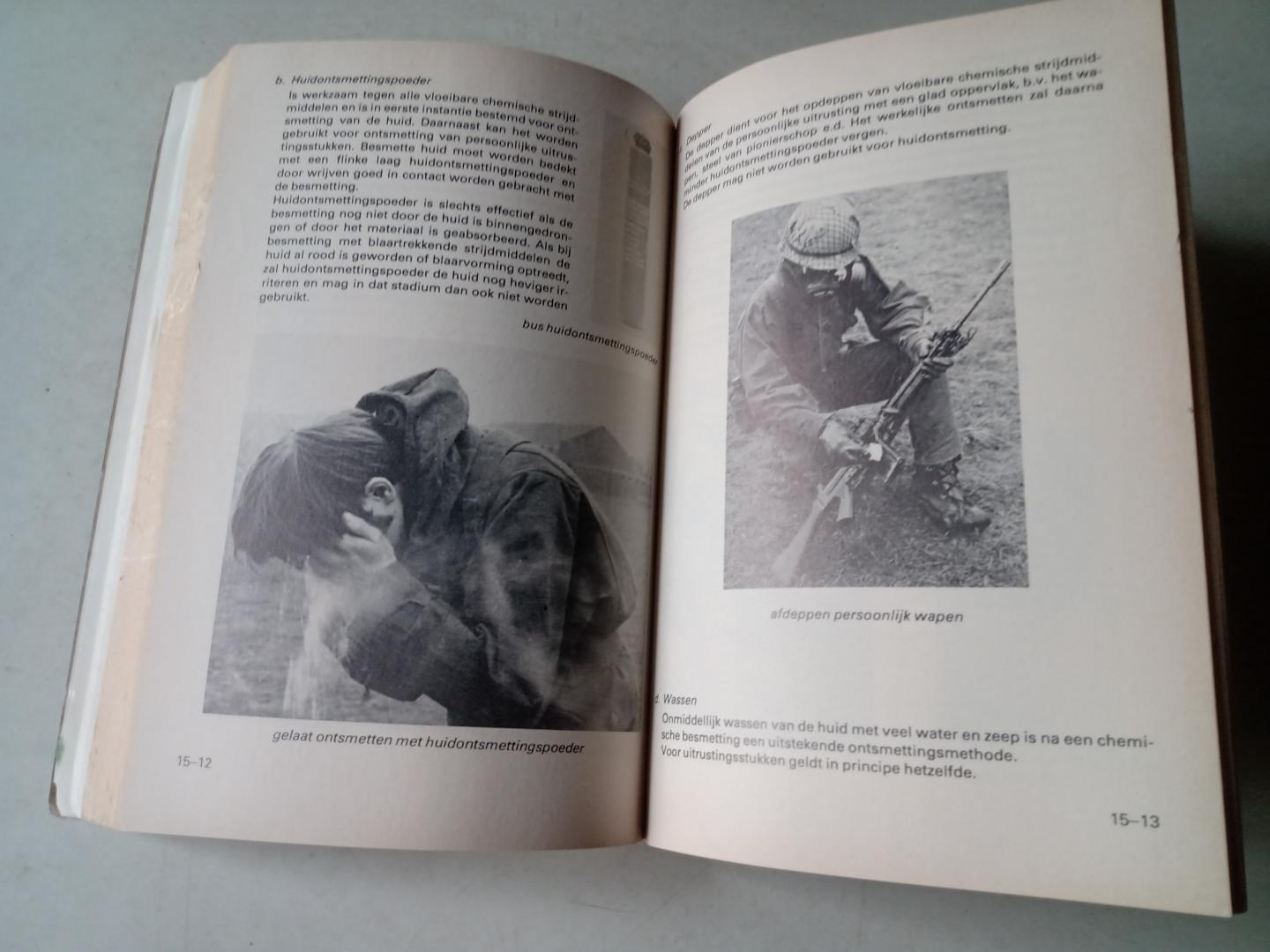 Commandant Commando Opleidingen - VS 2-1350 Koninklijke Landmacht: Handboek voor de soldaat uitgave 1978